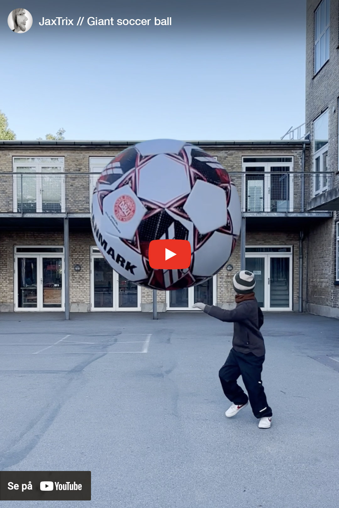 Giant soccer ball trickfilm